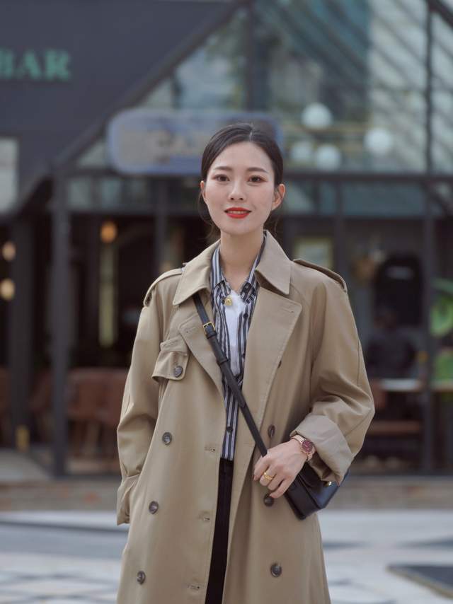 显得 秋季,奔四奔四的女人怎么穿风衣?搭配衬衫和牛仔裤,减龄又洋气