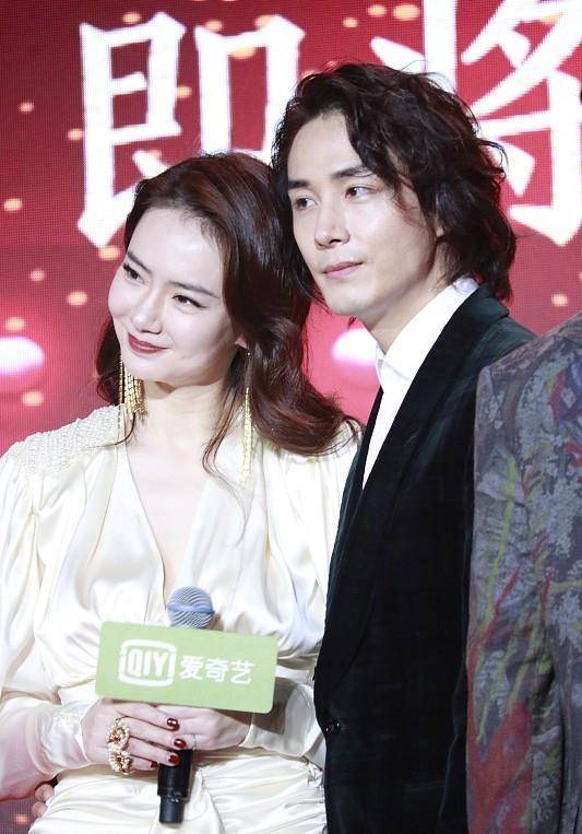 老公 戚薇真的很懂时尚，给老公安排情侣装，不同款但很暧昧