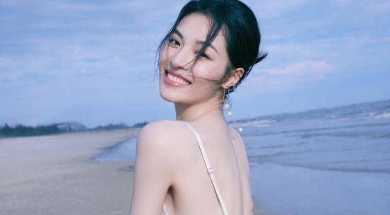 吊带 钟楚曦的身材堪比超模，“奶油肌”让人羡慕，拍照时也挺会凹造型