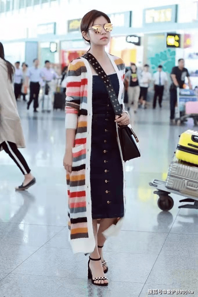 短裙 陈妍希这品味看不懂，背心小短裙挺减龄的，配上大红长筒靴太浮夸