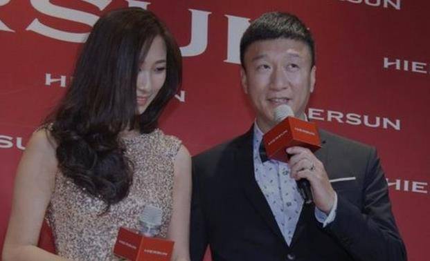 黑色 孙红雷和妻子选择黑色礼服和礼服裙来做辉映，庄严的气质又不失时髦的风味