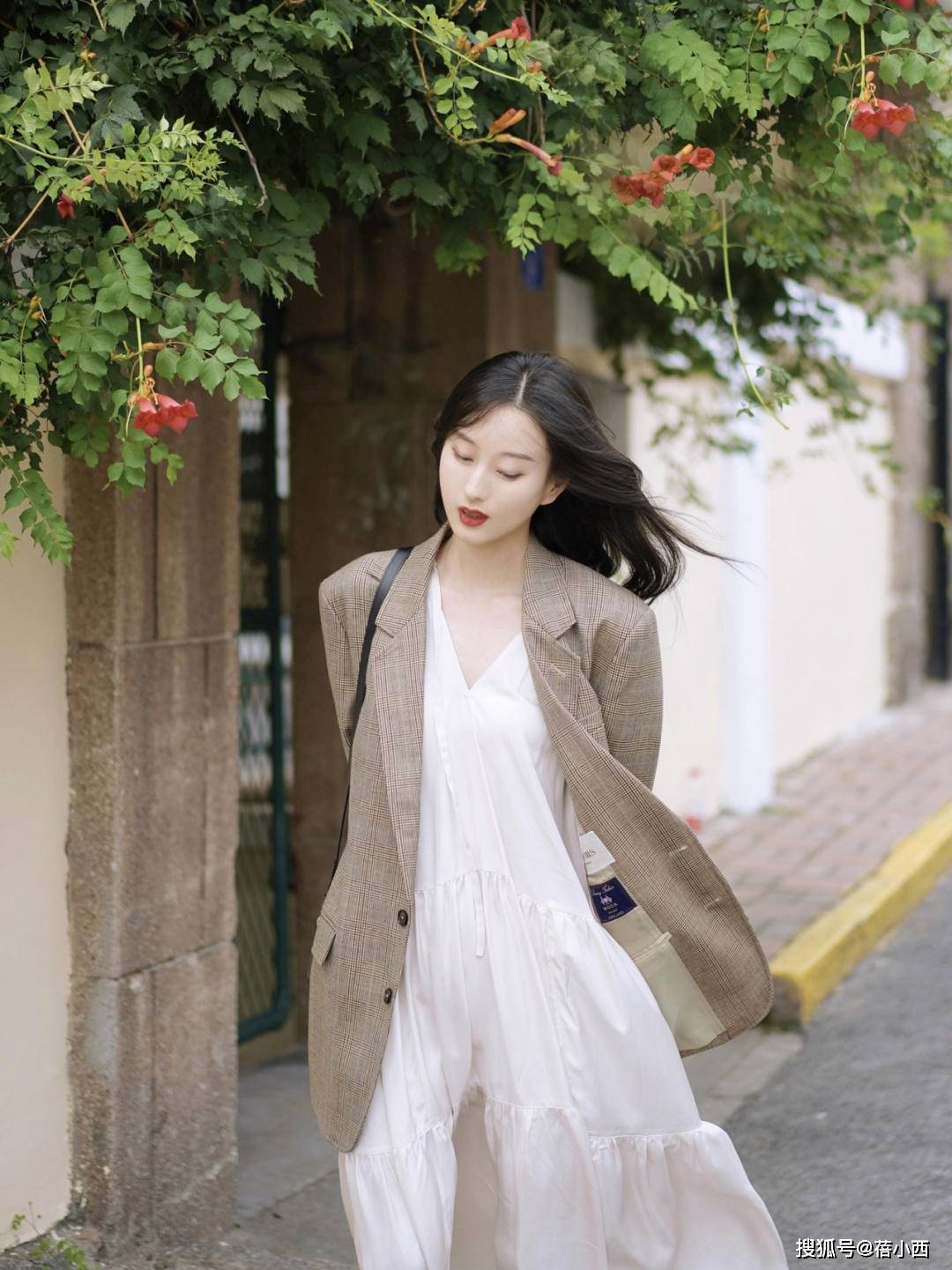 职场 奔三奔四的女人，秋天多穿西装外套，搭配连衣裙、半身裙都很高级