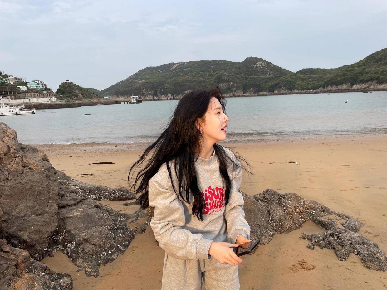 马尾 章若楠才是少女风代表，穿黑色泡泡袖皮裙出镜，扎双马尾又甜又欲