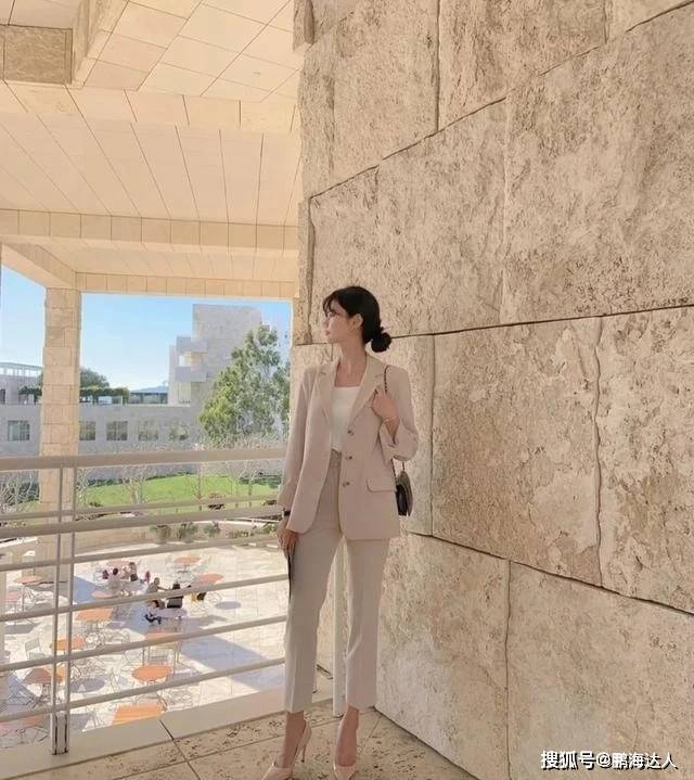 身材 紧身裤已经过时了，今年的裤子流行“穿松不穿紧”，微胖也能驾驭