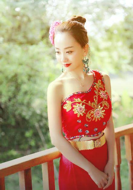 鞠婧祎 女星“傣族装扮”大赏：谢娜显年轻，鞠婧祎白到发光，最性感是她