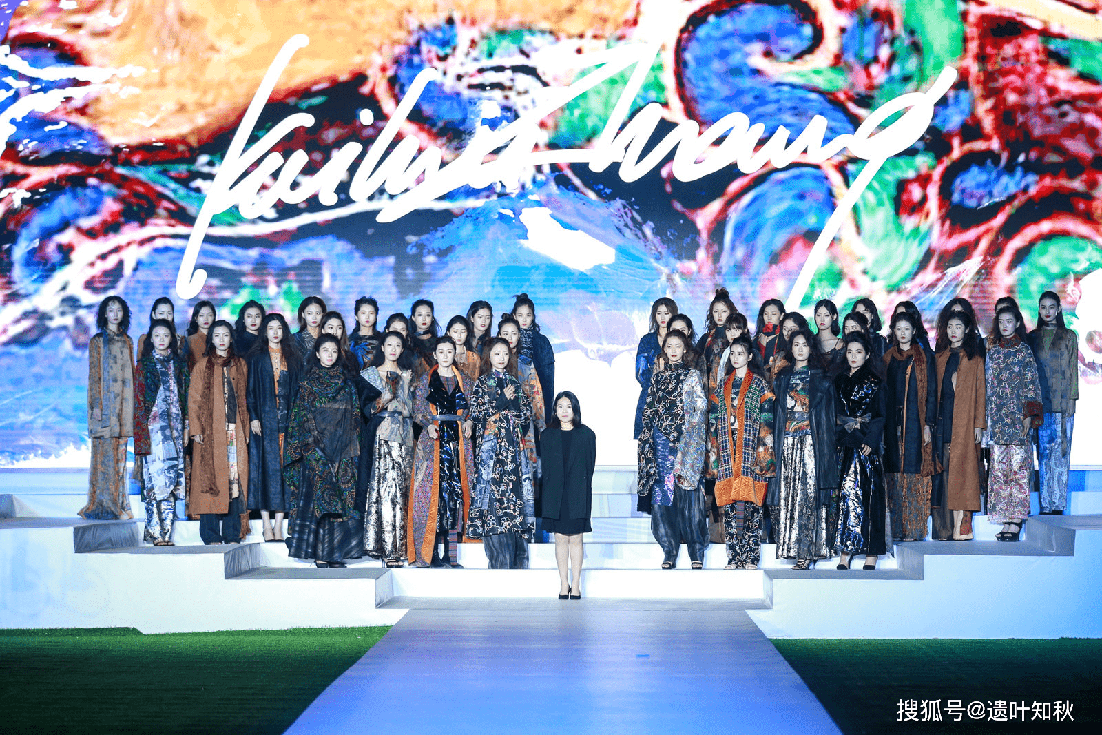 敦煌国际时尚周盛放月牙泉 张肇达张凯惠开幕艺术秀联结古今_设计