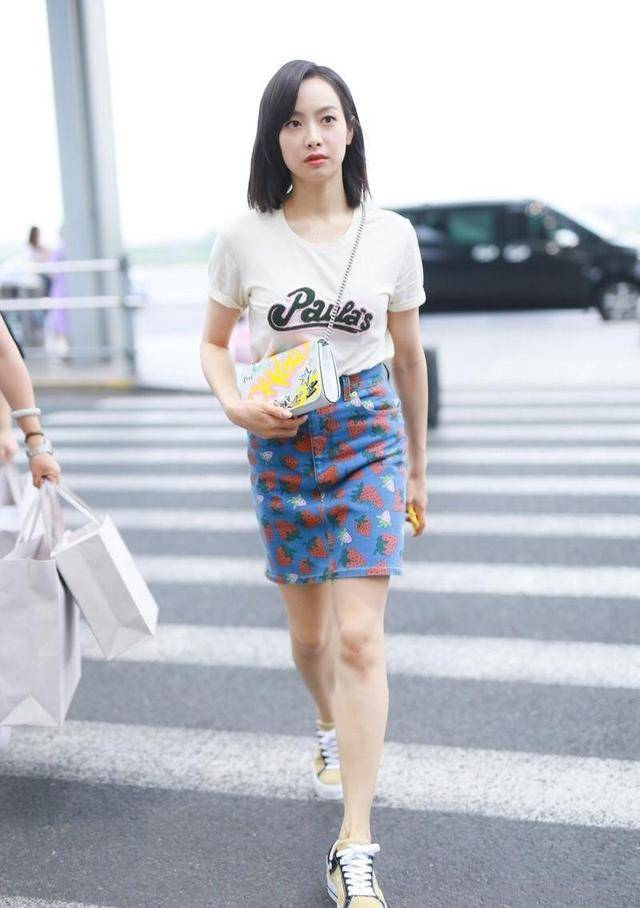 联系性 今年“牛仔裙”又流行回来了，简约随性又时髦，谁穿谁美