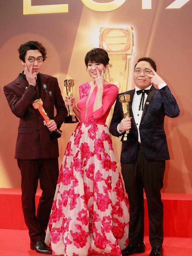 设计 郑裕玲都64岁了，可穿衣仍然按照小姑娘标准来，粉色花裙挺招摇