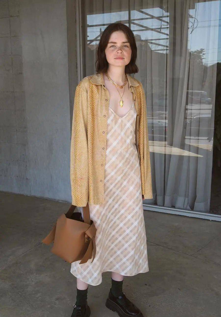 小白 降温后连衣裙不要老配高跟鞋，今秋流行这3双鞋，时髦又实穿