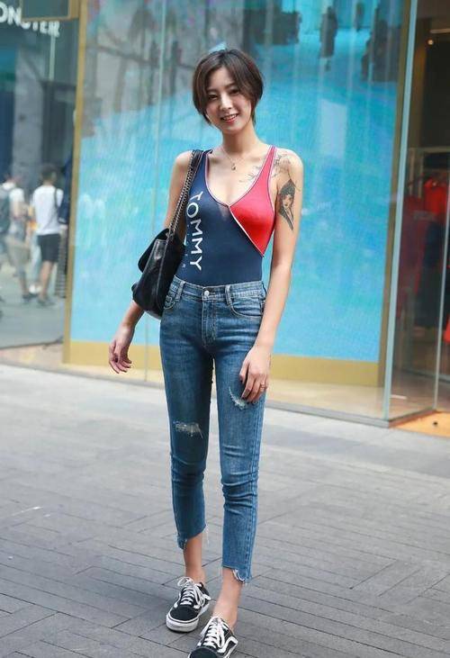 阳光 简单的搭配，呈现出最美的效果来，时尚又得体