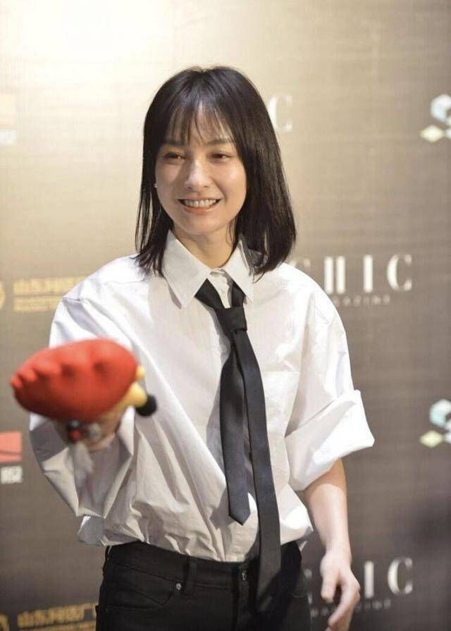领带 吴昕越来越洋气了，穿白衬衫配黑色紧身长裤知性干练，领带好帅气