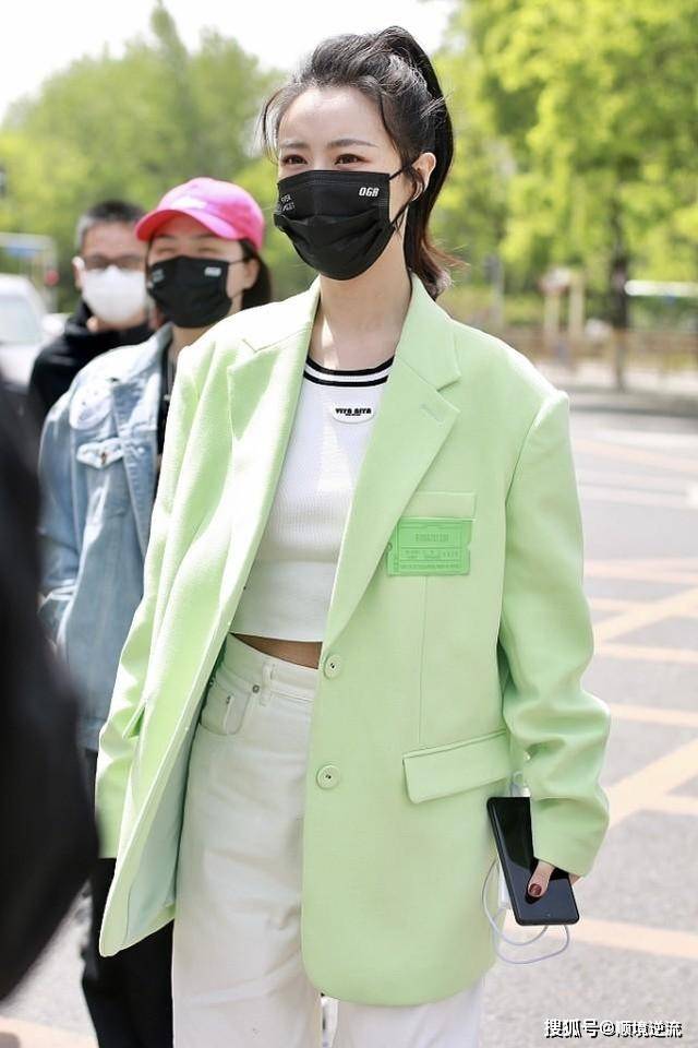 视觉 薇娅的美妆技巧一流，浅绿色西装外套又美又飒，气势不输女明星