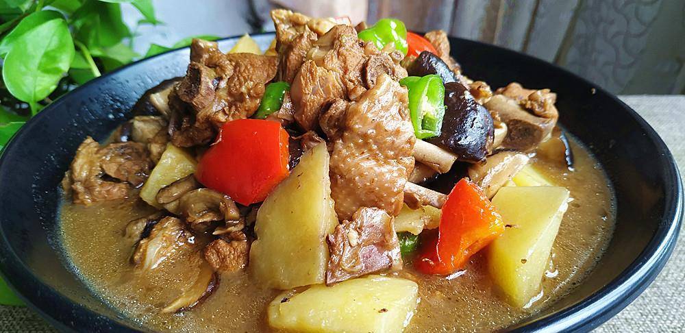 香菇土豆炖鸡是一道家常菜,而且非常有营养,大人小孩都适合吃.