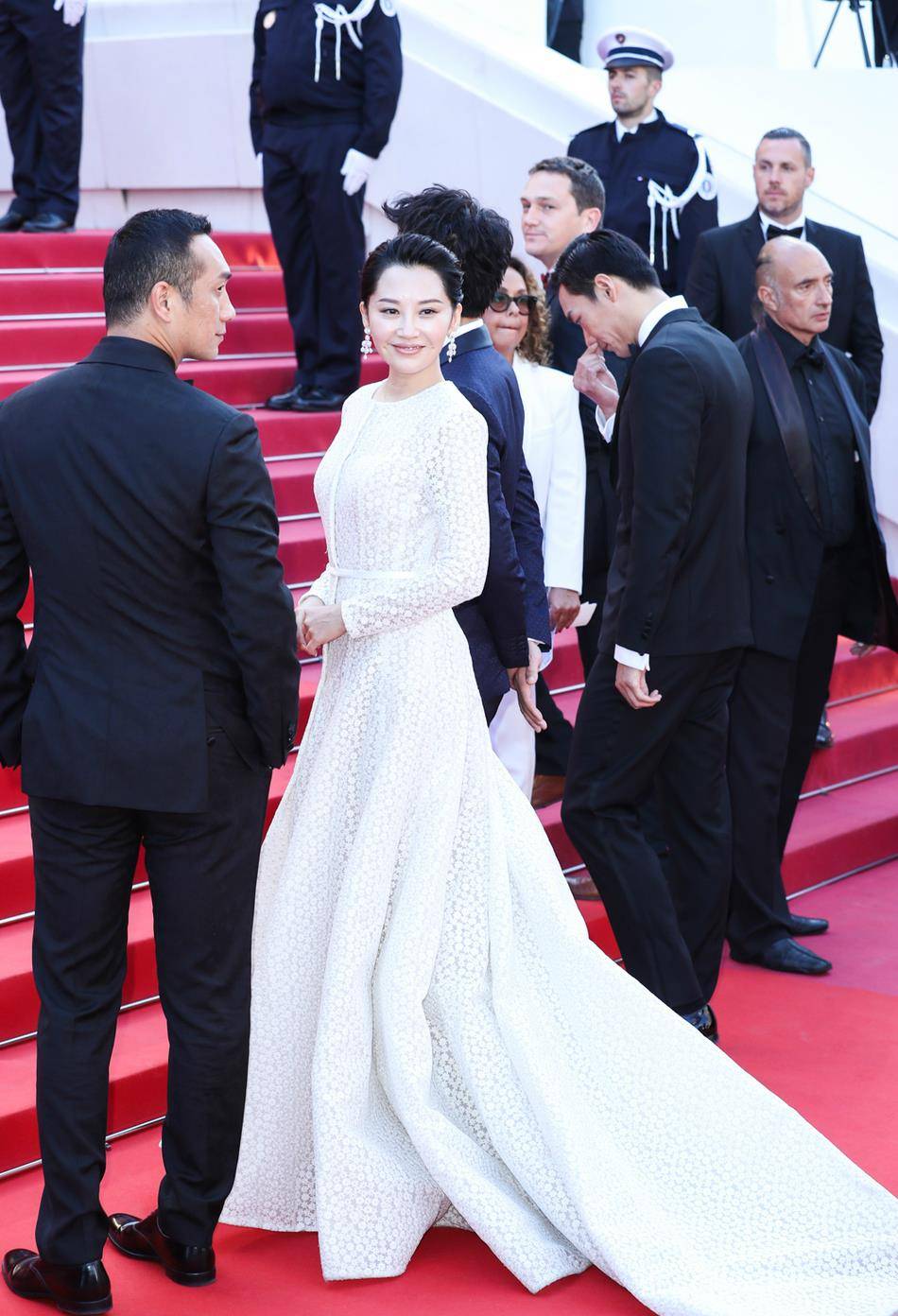 青春 50岁许晴亮相戛纳，未修图暴露真实颜值，与平时的照片判若两人