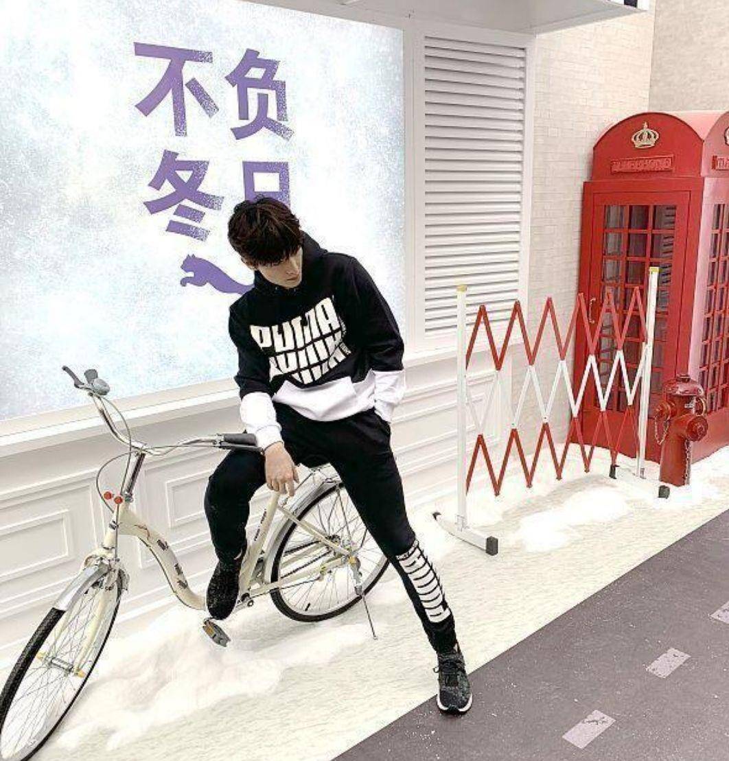 黑色 杨洋超短发搭配工装裤,还挺像霸道总裁,唯独背的女款包有点掉粉