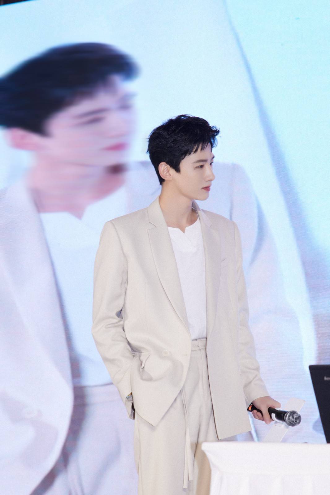 网友 白敬亭一身灰白西服出席活动,气质清秀白马王子无疑,可惜有点瘦