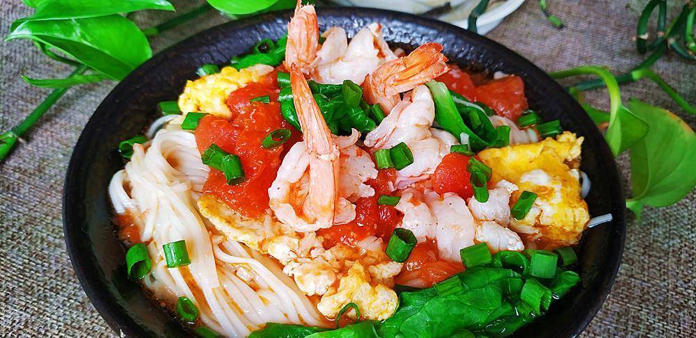 教你做鲜虾西红柿鸡蛋面,制作简单,味道鲜美,孩子们特爱吃