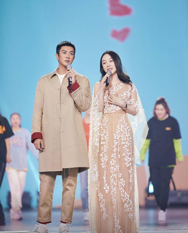 套装 霍思燕的时尚真难懂，小香风套装贵妇范十足，脚踩人字拖真接地气