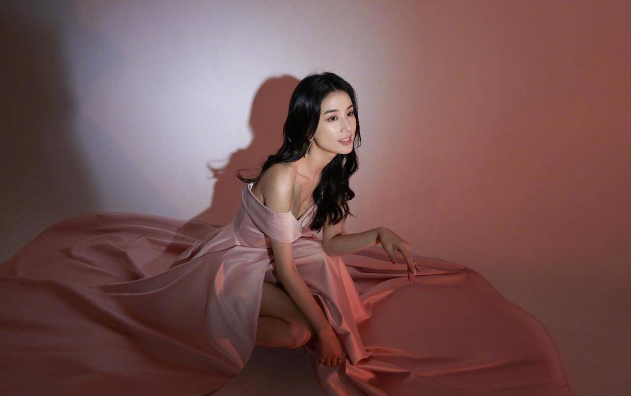 设计 黄圣依不愧是阔太，穿粉色抹胸长裙高贵温柔，气质优雅太抢镜