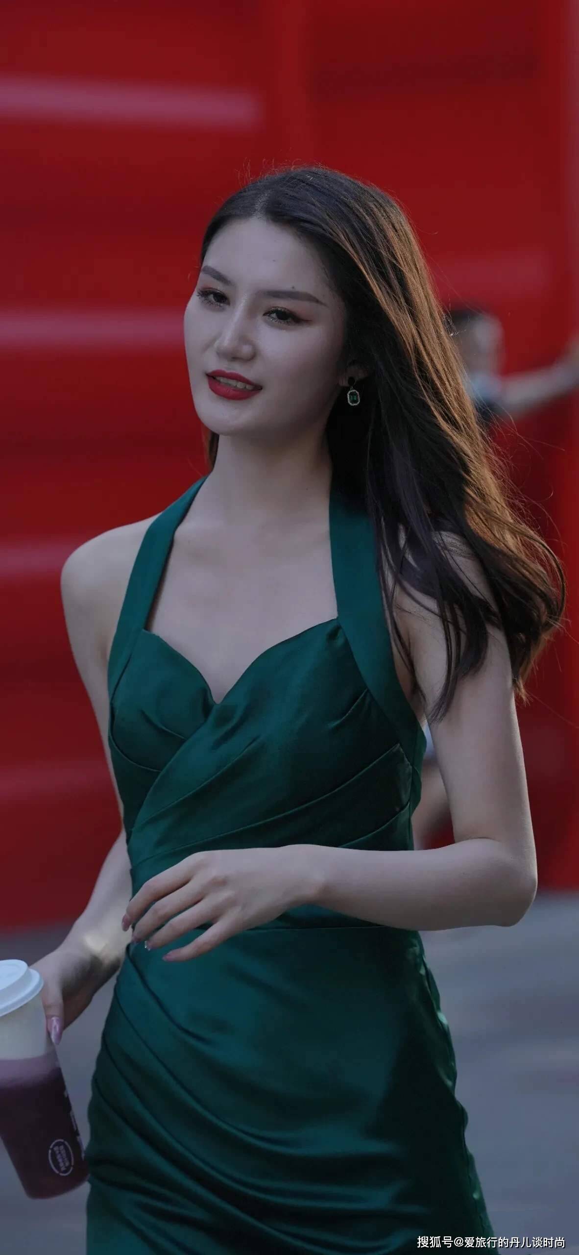 墨绿色 小姐姐一袭墨绿色吊带裙，气质满满，自带甜美少女感