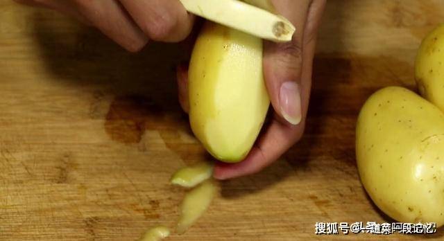 皮就行|又一道菜火了，土豆块里打入2个鸡蛋，简单一拌，出锅给肉都不换