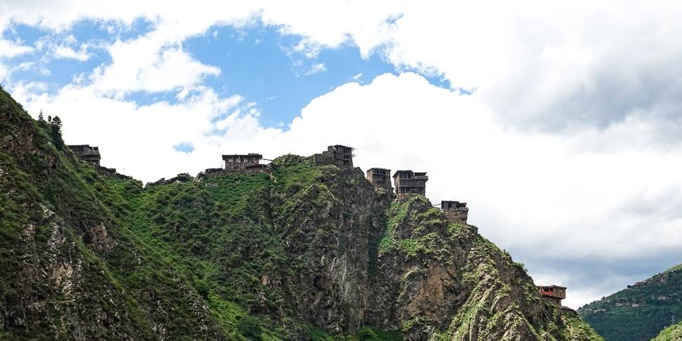 这个藏寨里的房屋建在百多丈高的悬崖之上，两百年至今有人居住