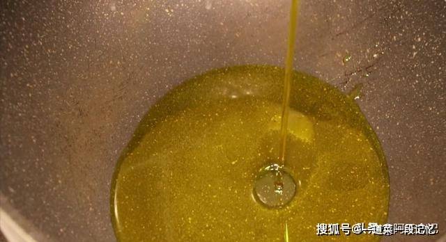 皮就行|又一道菜火了，土豆块里打入2个鸡蛋，简单一拌，出锅给肉都不换