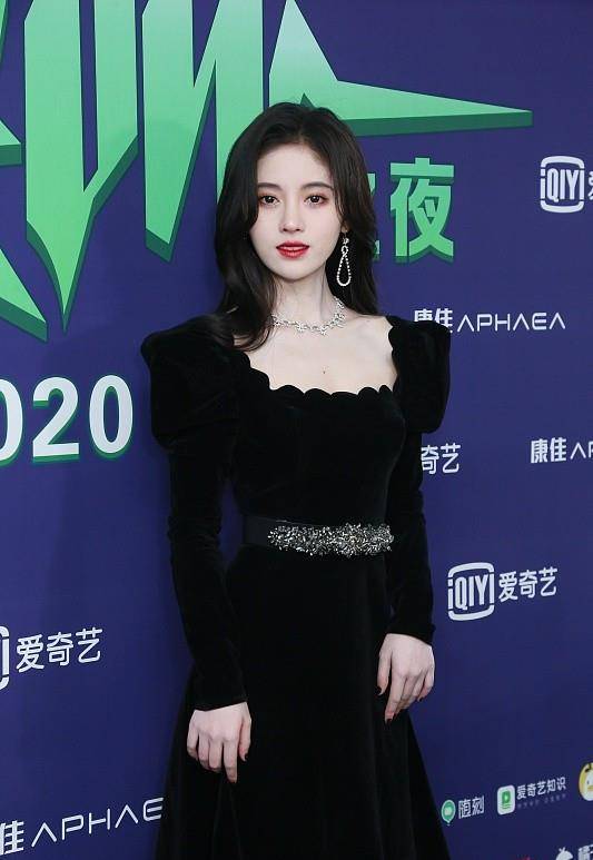 弧度 鞠婧祎真的是瘦过头了，为了不显得头大，得穿泡泡袖的服装