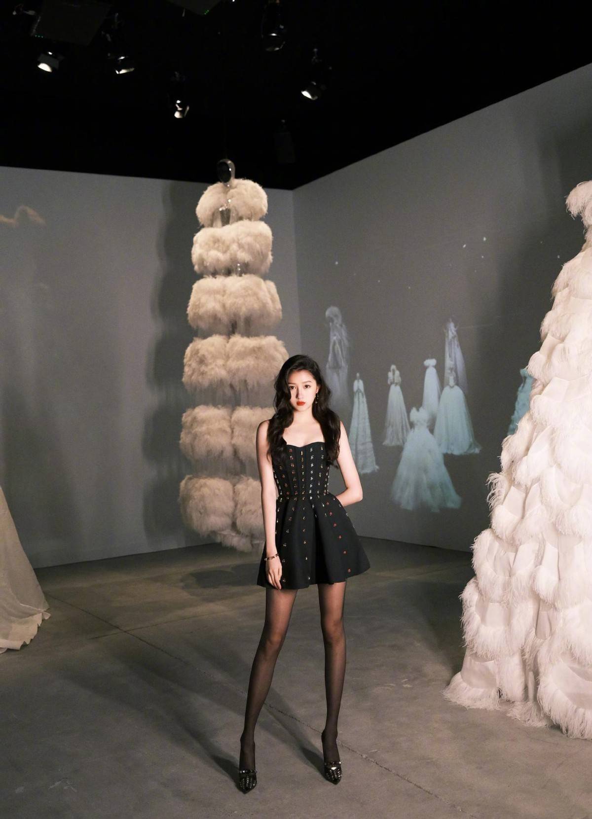 黑色 别人努力变年轻，24岁关晓彤穿黑裙烫卷发硬扮成熟，颜值高真任性