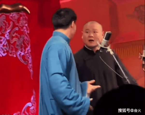 发型|岳云鹏和烧饼同台演出,走错门头撞墙上,新发型被调侃是“卤蛋”