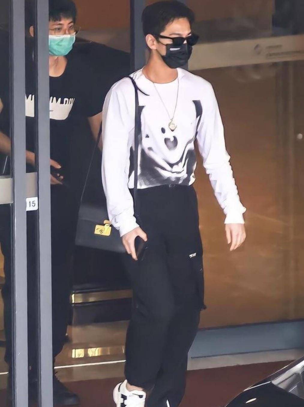 黑色 杨洋超短发搭配工装裤,还挺像霸道总裁,唯独背的女款包有点掉粉