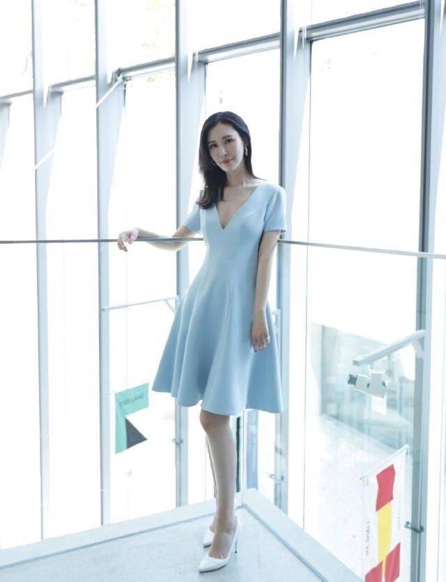 整体 田朴珺有“贵妇”气质,穿一袭白裙连鞋子都镶钻,一看就是阔太太