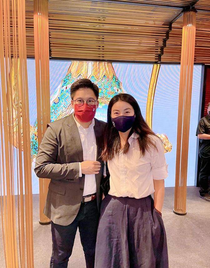 经典 郭晶晶与霍启刚玩浪漫，穿衬衫庆生享受二人世界，天然头额骨抢镜