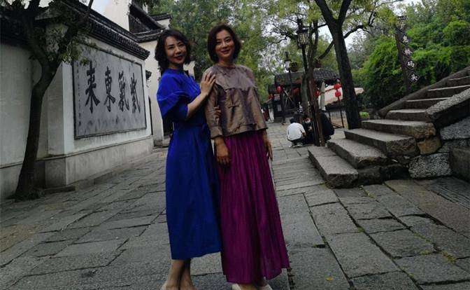 生活 58岁李玲玉真是贵族，独自遛狗生活惬意，穿黑棉衣扎丸子头好温柔