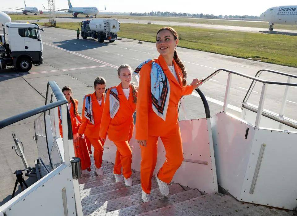 乌克兰空姐制服一改迷你裙长裤运动鞋帅气利落