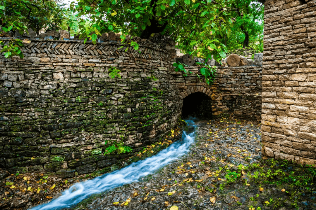 王啸|听石头“说话”，走进济南这个小山村，仿佛坠入画卷般的“烟雨江南”！