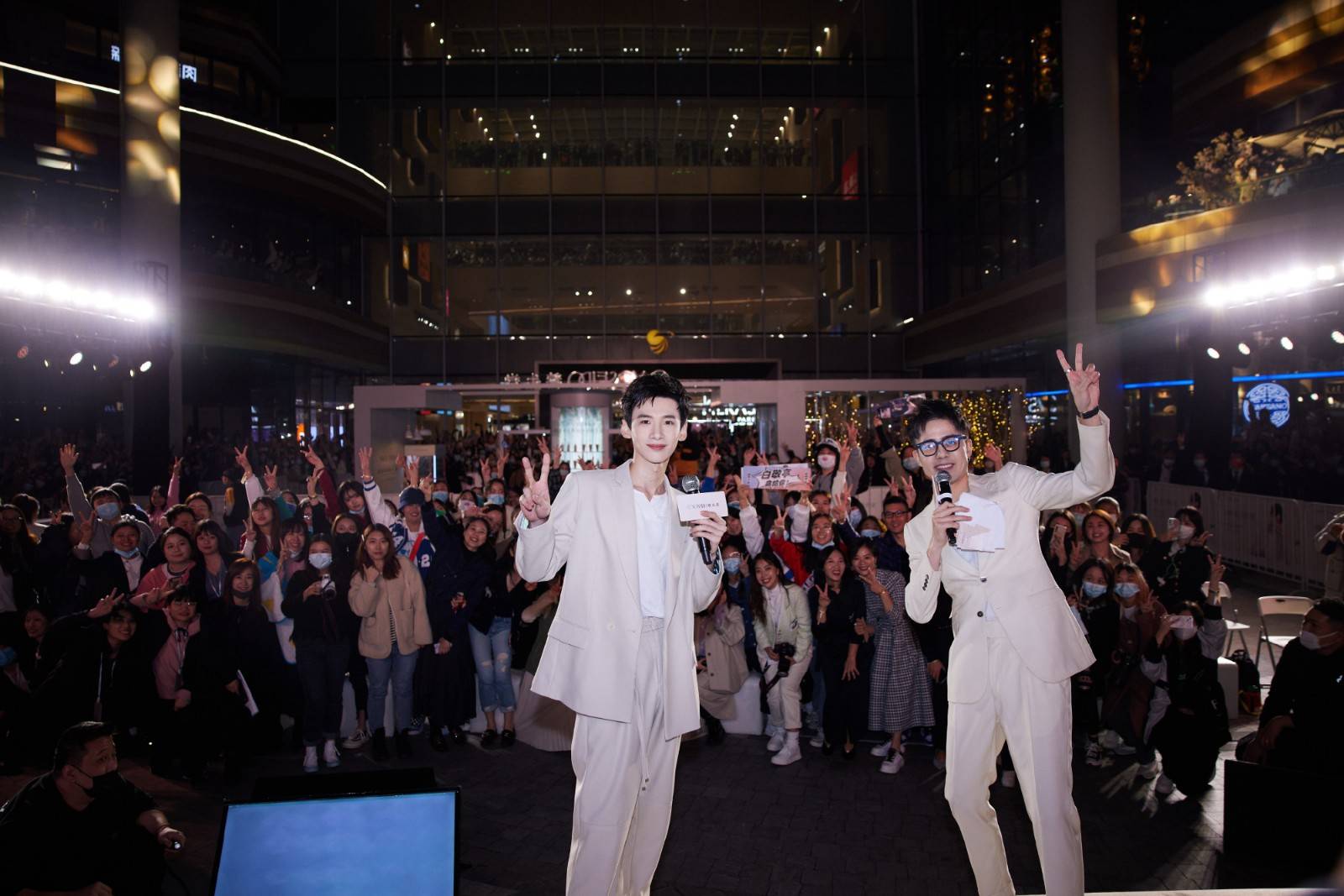 网友 白敬亭一身灰白西服出席活动,气质清秀白马王子无疑,可惜有点瘦