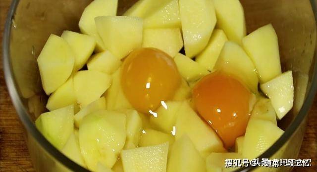 皮就行|又一道菜火了，土豆块里打入2个鸡蛋，简单一拌，出锅给肉都不换