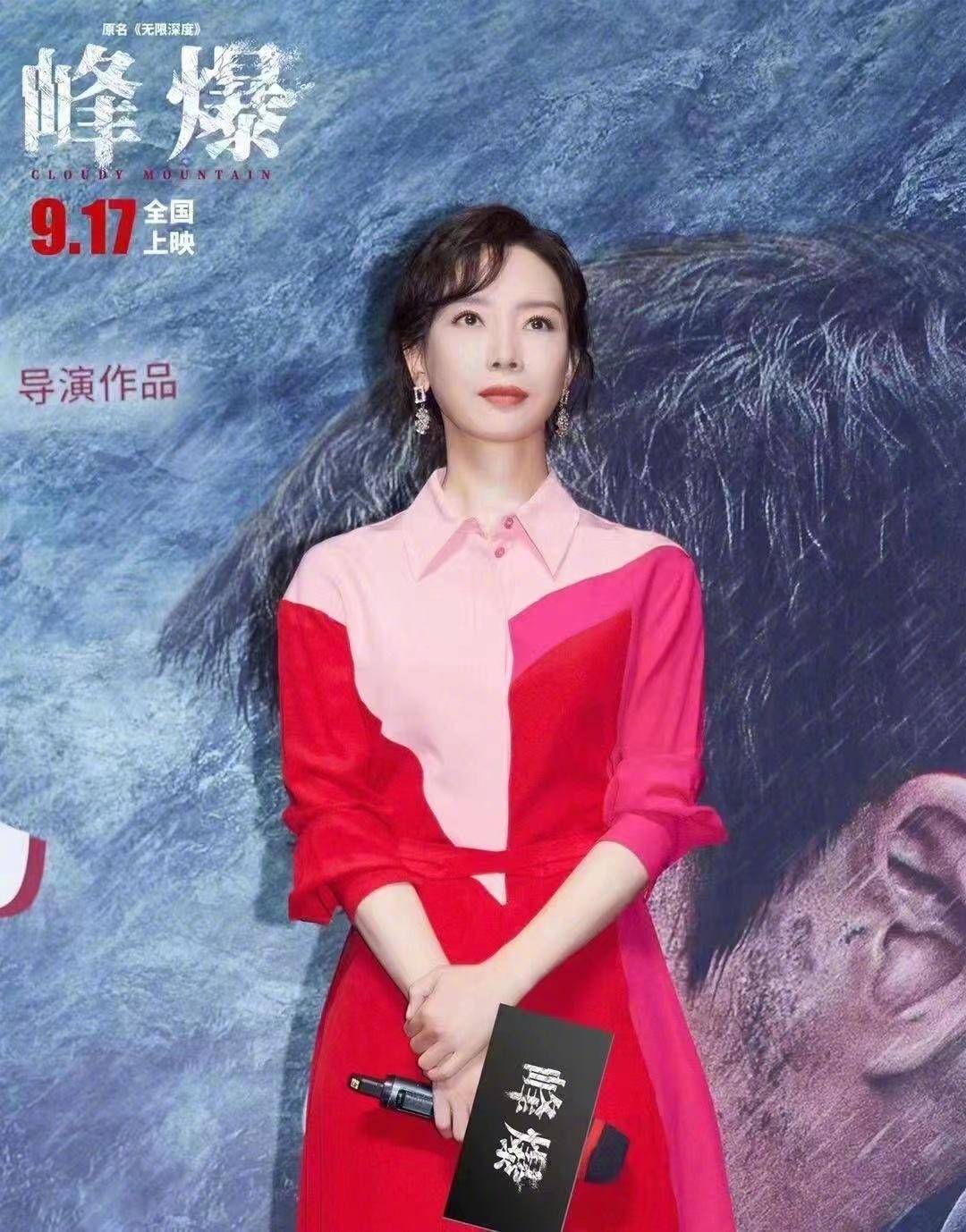 设计 陈数才是“阿姨圈顶流”，穿红粉拼接连衣裙令人大开眼界，超好看