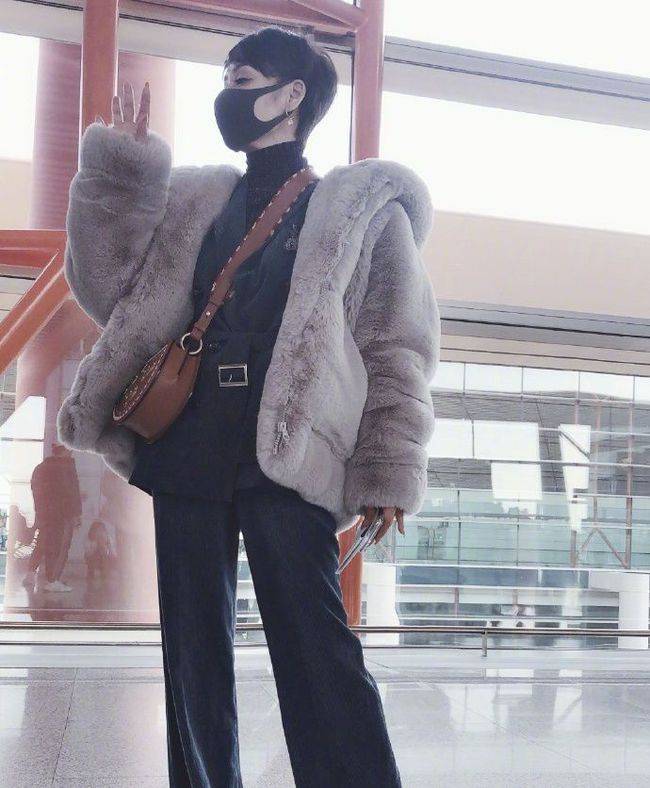宁静 大龄女星的时尚穿搭，外套配西装飒气十足，美得像贵妇