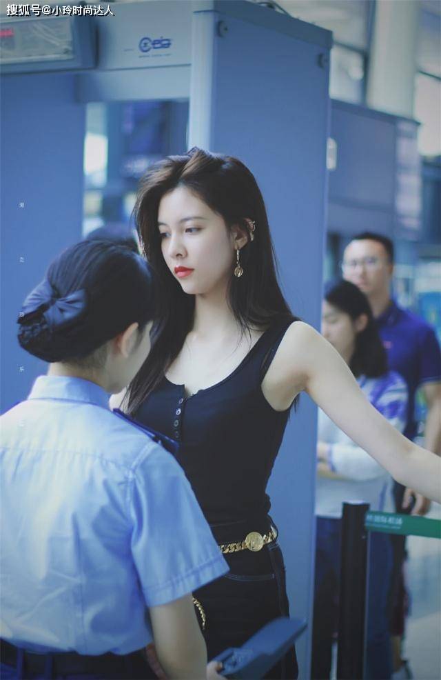 样式 宋妍霏再次挑战男友风，穿背心+牛仔裤走路都带风，简直帅到飞起