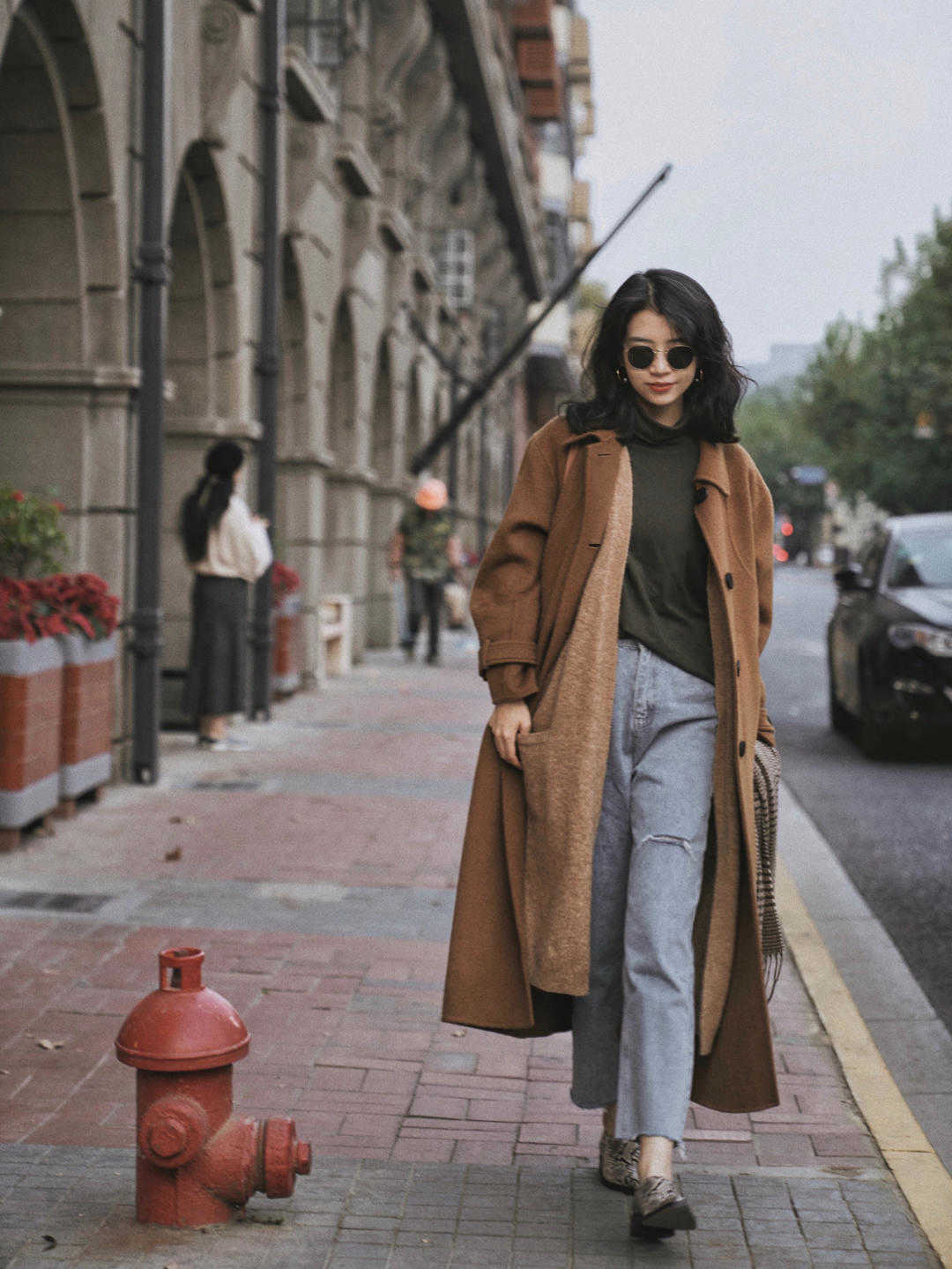 大地 秋冬、比黑白灰更炸街的是什么颜色？当然是大地色大衣，又飒又美