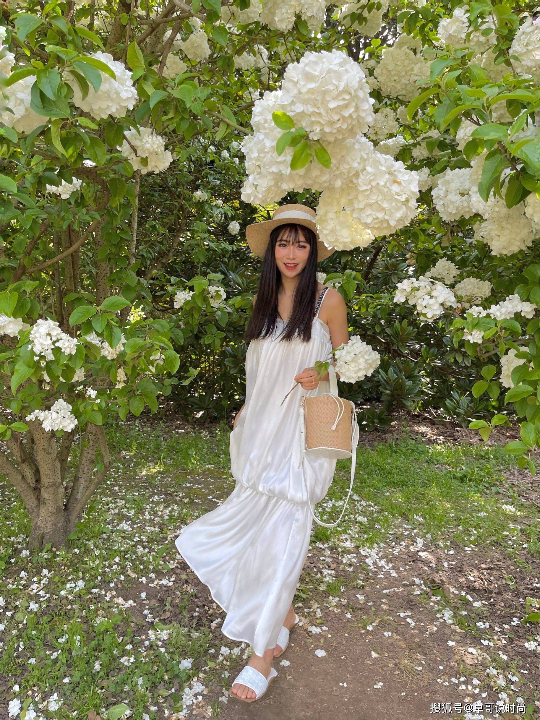 姐妹 不愧是周玲安，简约无奇的抹胸背心，一样穿出有料的身姿