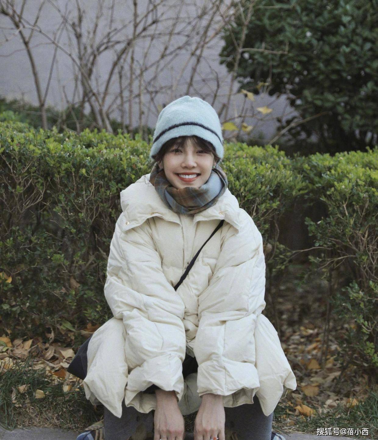 姐妹 白百何又成功穿出了超模既视感，绿色外套配条纹阔腿裤，真高级