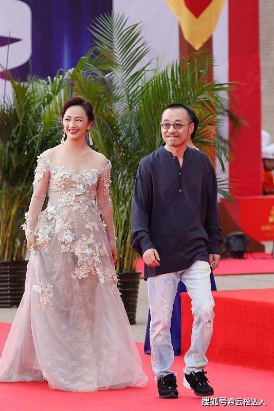 严重 罗海琼穿花仙裙挺仙气，但溜肩严重气质大减，显老