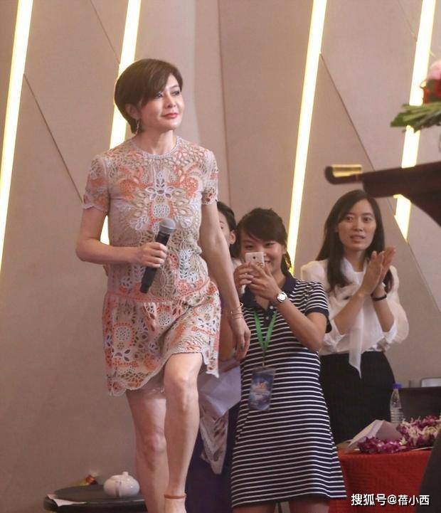 因为 关之琳不愧是“冻龄女神”，穿白色薄纱短裙亮相，59岁丝毫不显老
