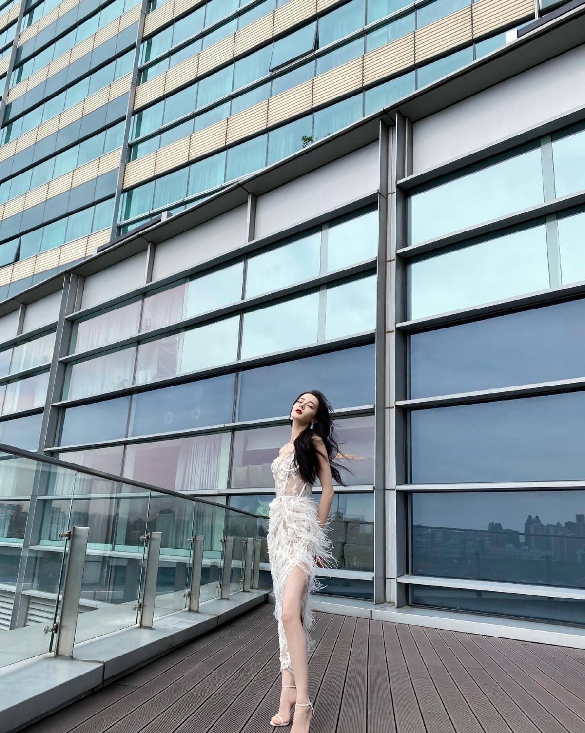 羽毛 迪丽热巴还是裙装好看，一身羽毛裙美如白天鹅，不愧是金鹰女神