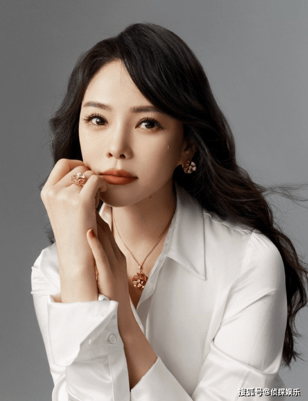 全素颜53岁伊能静分享护肤心得,自信展示全素颜,双颊略显松弛状态依旧