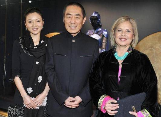 一身 陈婷与张艺谋共出席活动，穿扮成熟优雅显气质，不愧是大导演太太