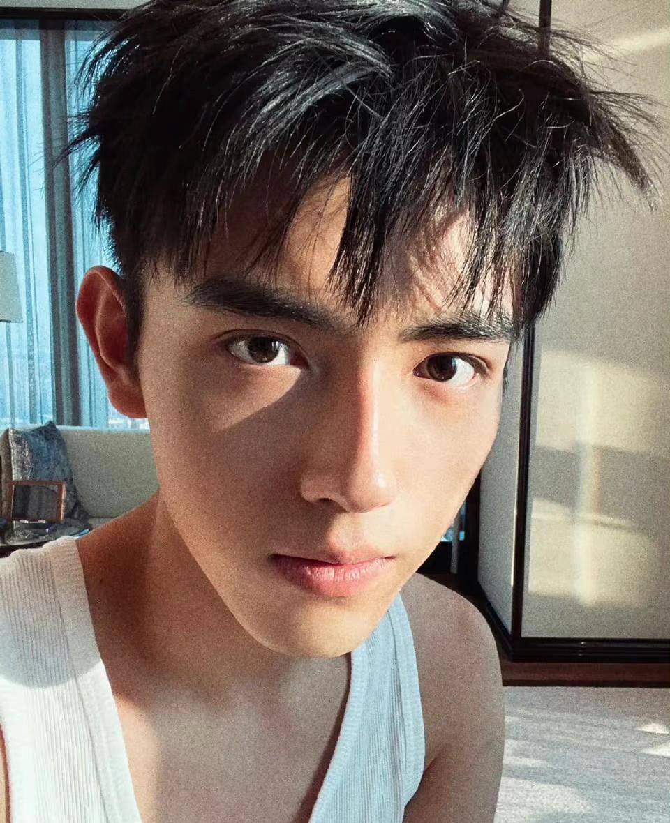 黑色 娱乐圈最新爆料，众多顶流在内，最新美照曝光，机场造型大瓜小瓜